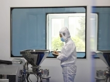 不負(fù)秋日好時光 ，亞歐廠里生產(chǎn)忙， 機(jī)器轟鳴干勁足，熱火朝天普新章！